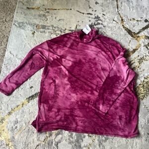 Logo tie dye mock turleneck sizem nice sort top never worn